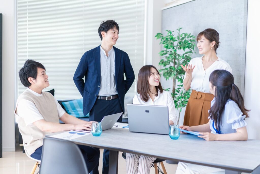 スタッフが雑談する様子